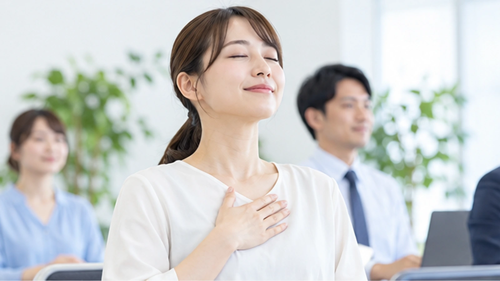 前向きに働く女性の健康をイメージする写真