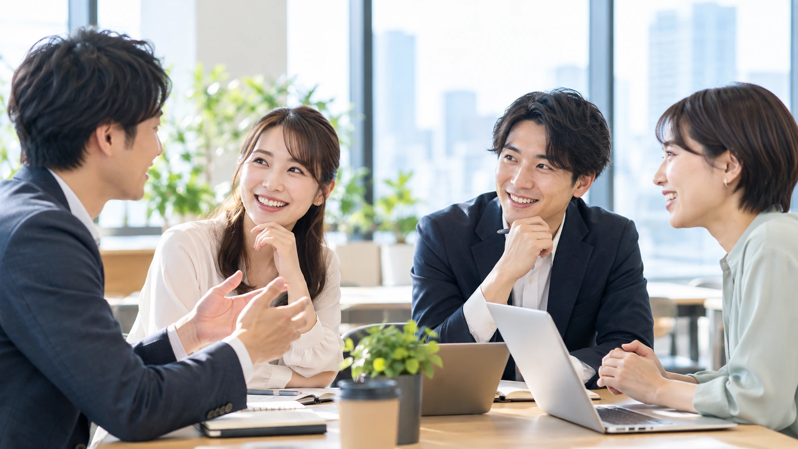 参加型の講演でコミュニケーションを学ぶ様子