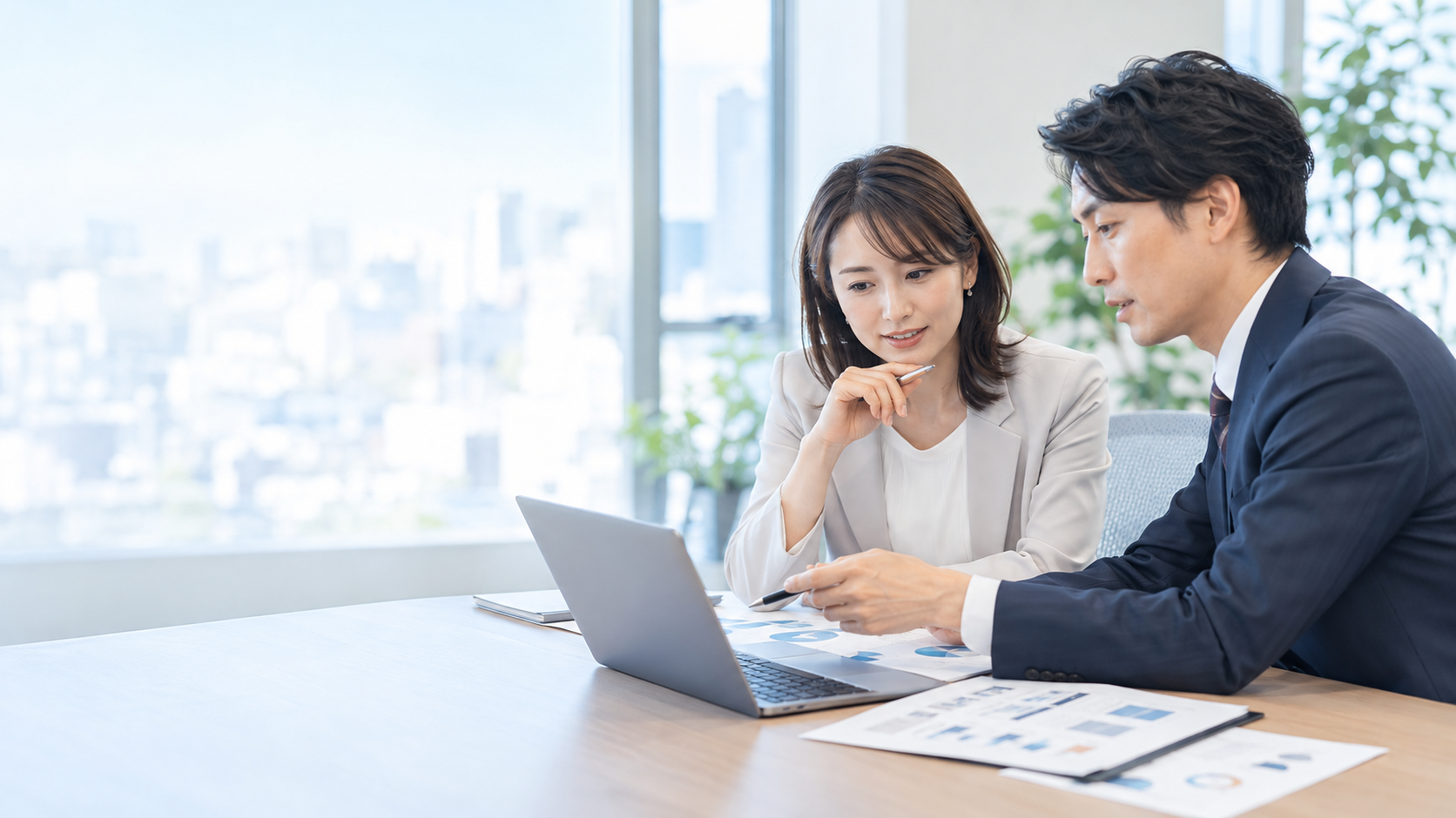 目的に合わせたプランを提案する打ち合わせ